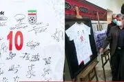 اهدای پیراهن تیم ملی فوتبال نوجوانان به رهبر انقلاب