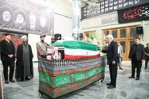 محمد رضا عارف در کنار پیکر محمد اسماعیل شوشتری + ببینید 