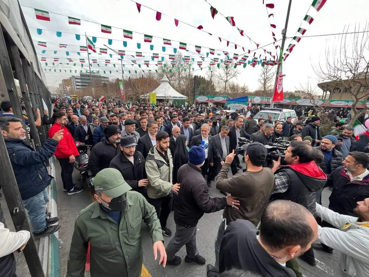 حضور رئیس‌جمهور در راهپیمایی ۲۲ بهمن