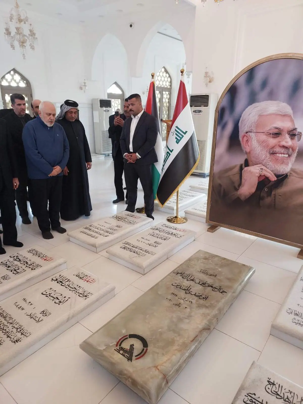 حضور ظریف در قبرستان وادی‌السلام نجف اشرف