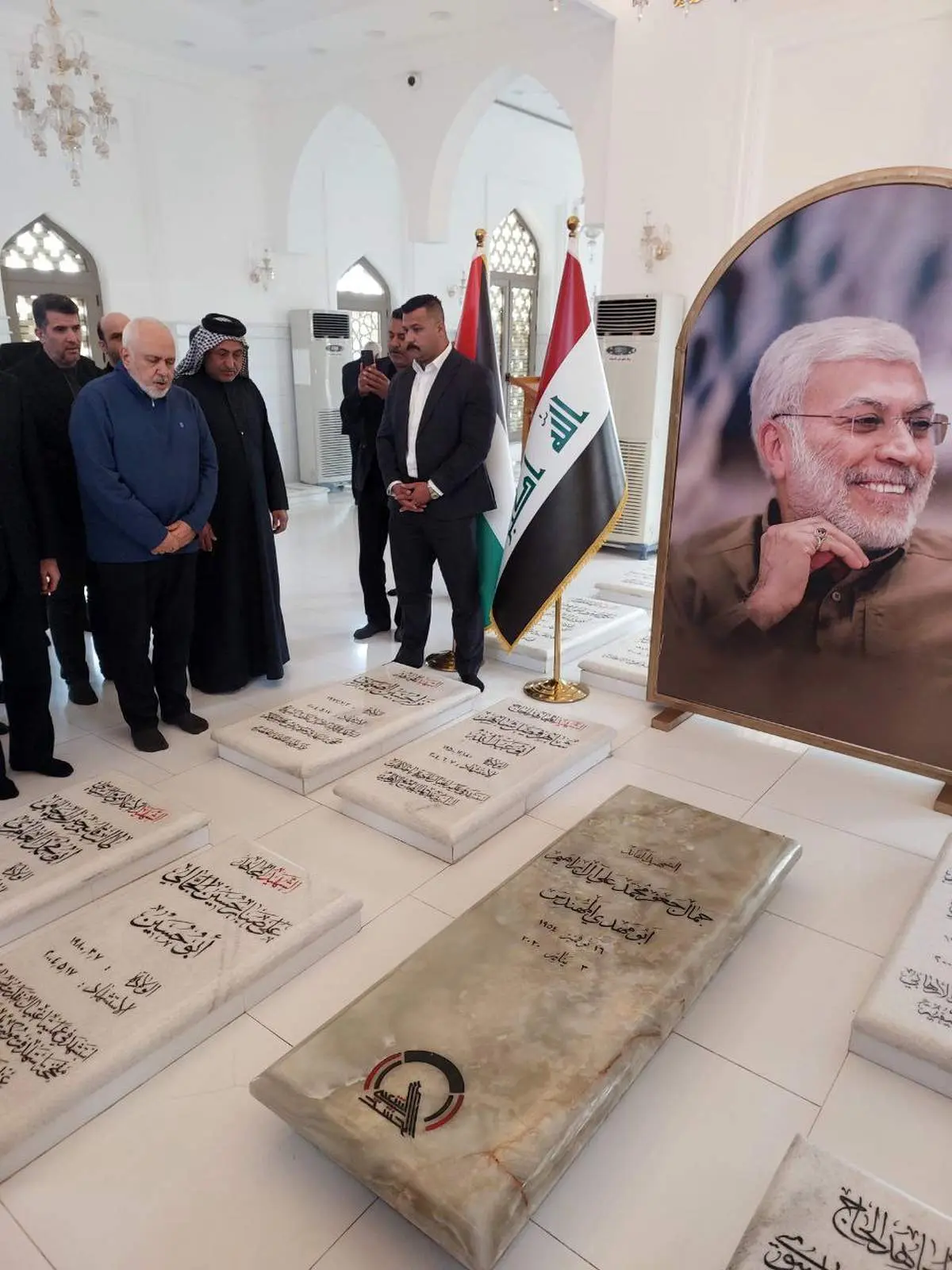 حضور ظریف در قبرستان وادیالسلام نجف اشرف