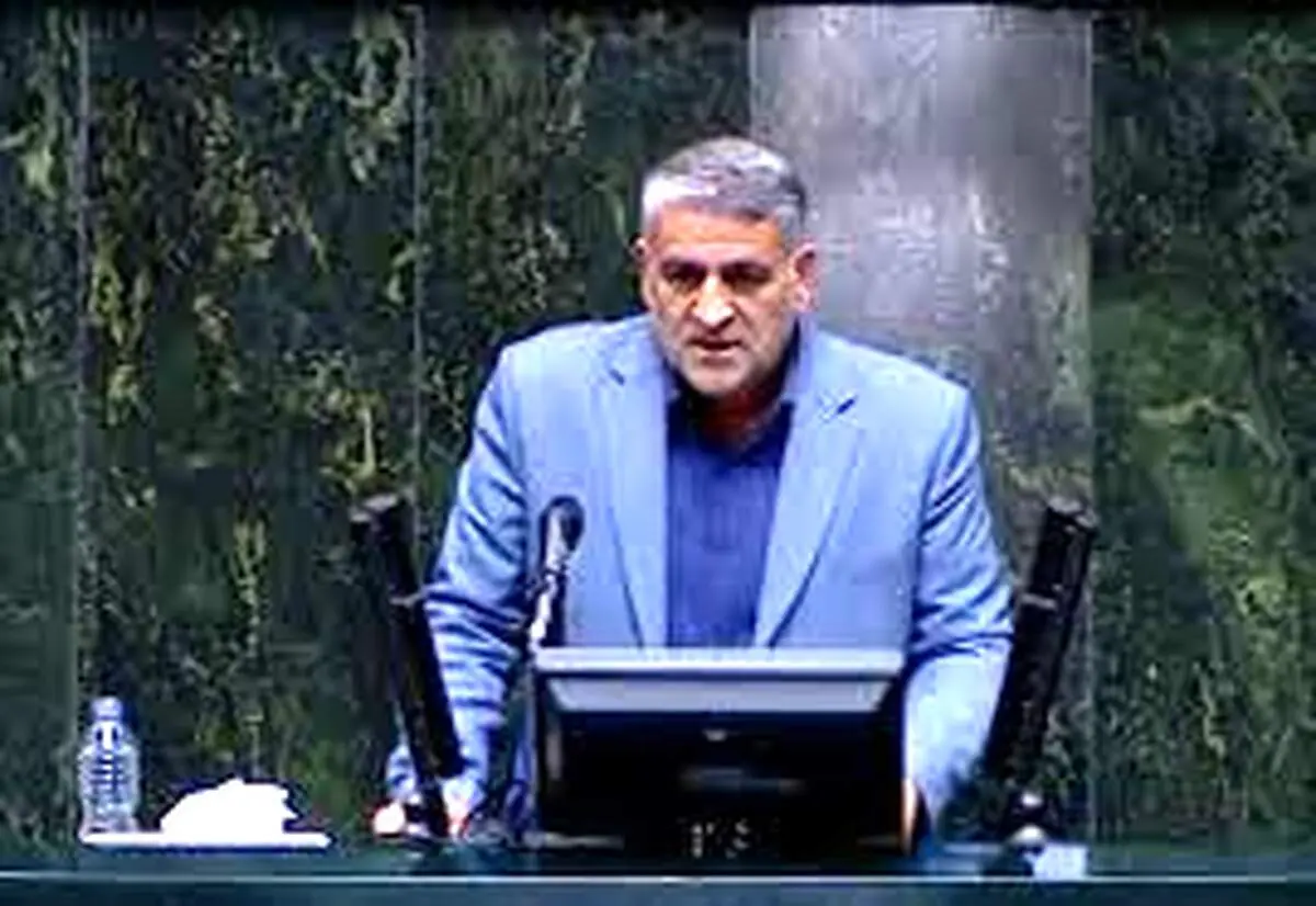 فیلمی که بنده در حال دادن کارت هدیه هستم را تأیید می‌کنم 