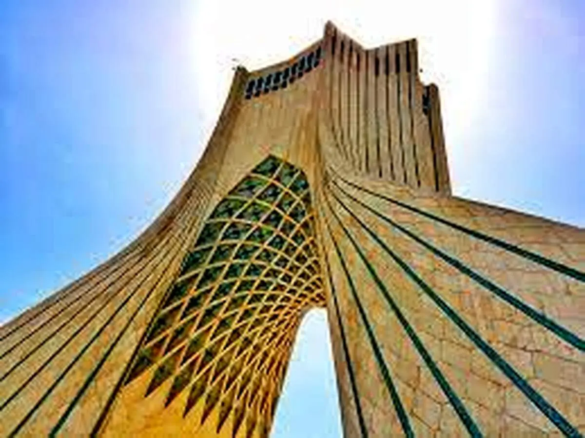 مرد کرجی با ساخت برج‌ ازادی در وسط خانه اش حماسه ساز شد/ عکس

