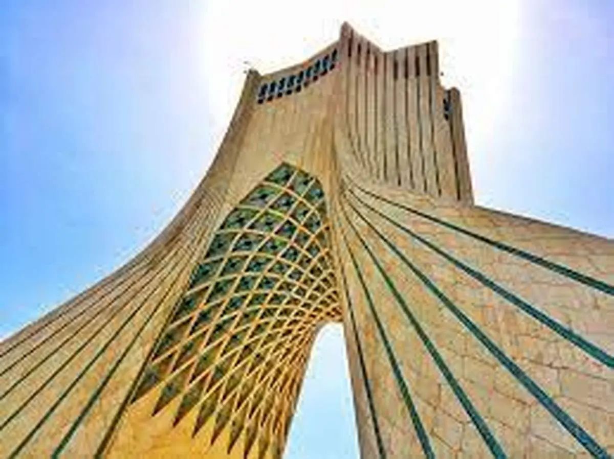 مرد کرجی با ساخت برج ازادی در وسط خانه اش حماسه ساز شد/ عکس