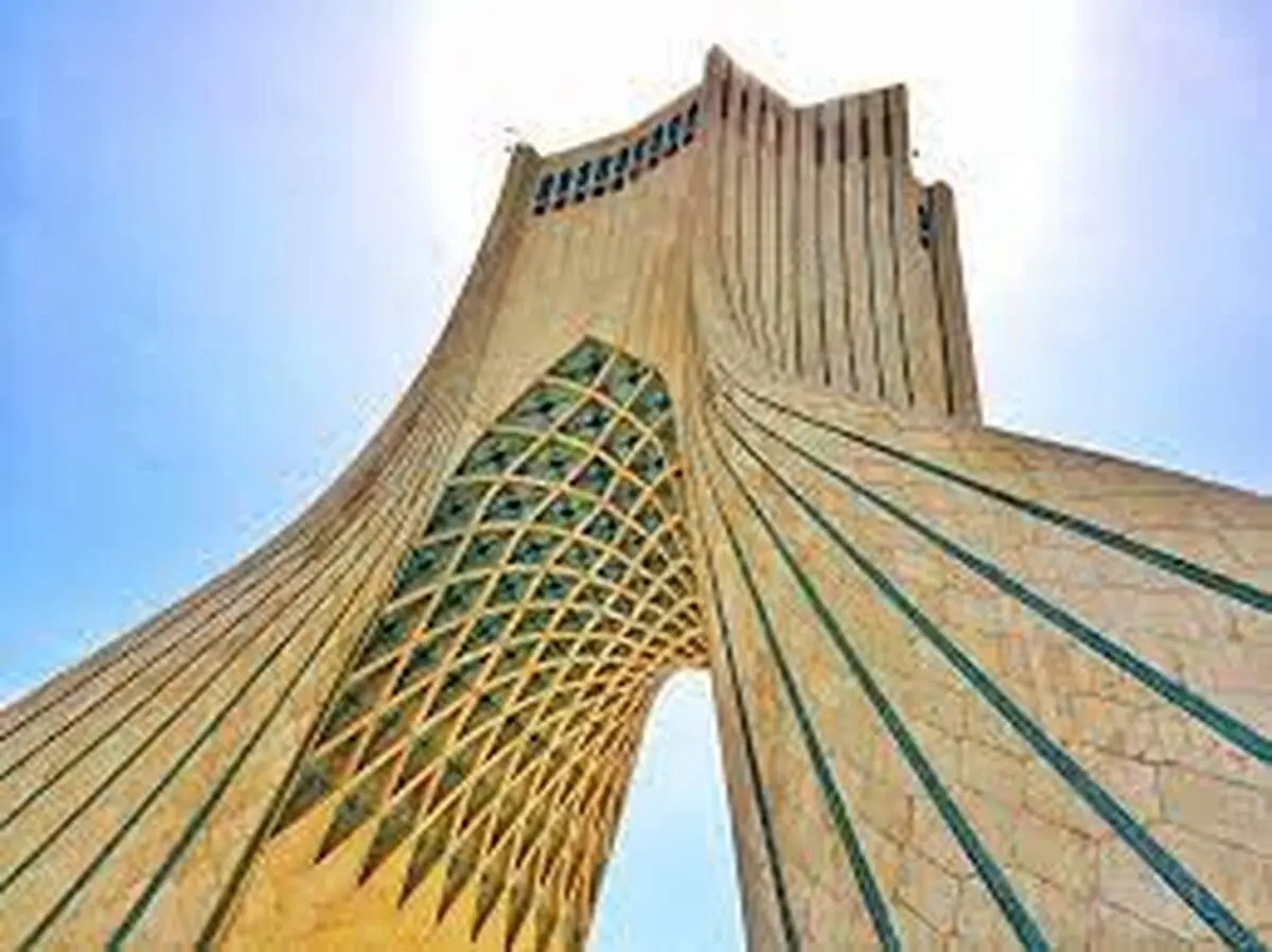 مرد کرجی با ساخت برج‌ ازادی در وسط خانه اش حماسه ساز شد/ عکس


