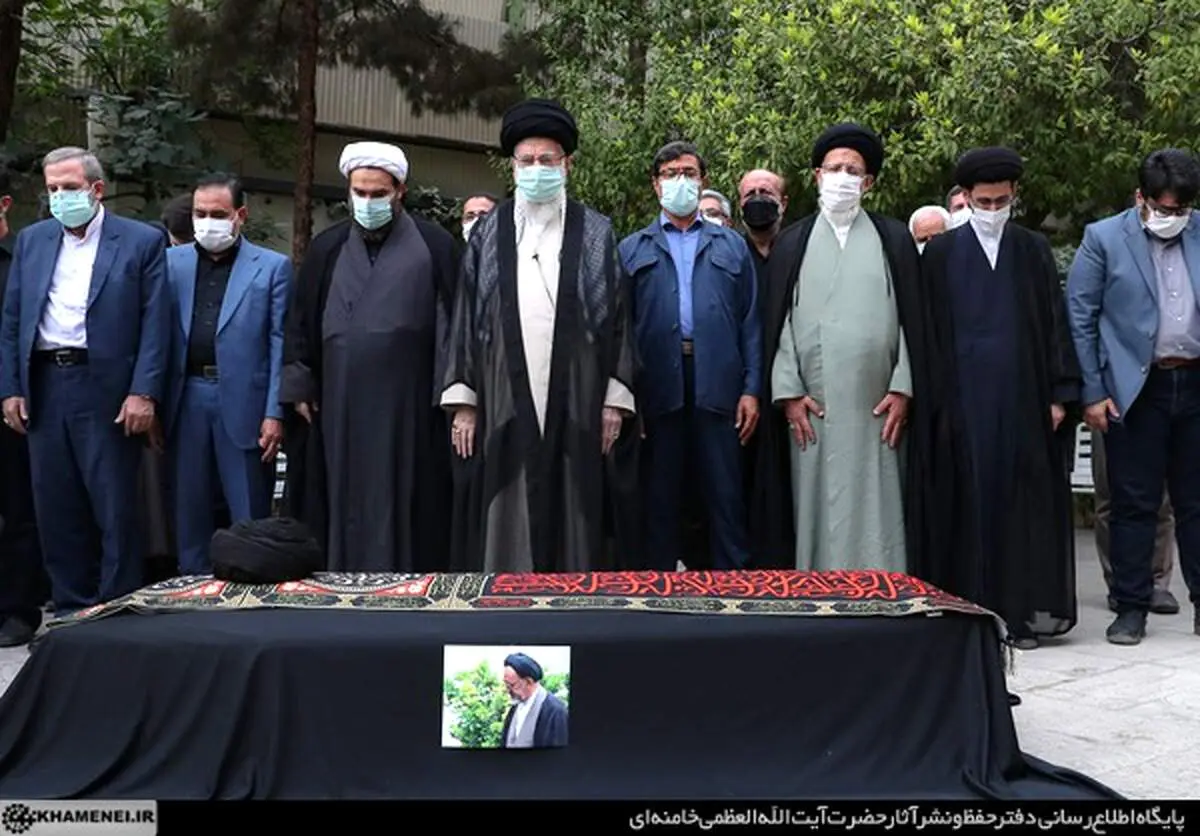روایتی کوتاه از حاشیه اقامه نماز بر پیکر مرحوم دعایی توسط رهبری