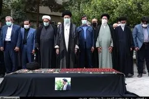 روایتی کوتاه از حاشیه اقامه نماز بر پیکر مرحوم دعایی توسط رهبری