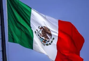 نخست‌وزیر مکزیک از مردی که او را بوسید شکایت می‌کند