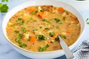 چگونه سوپ برنج و مرغ را با نیم دانه درست کنیم؟