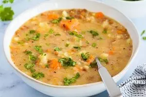 چگونه سوپ برنج و مرغ را با نیم دانه درست کنیم؟