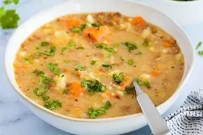 چگونه سوپ برنج و مرغ را با نیم دانه درست کنیم؟