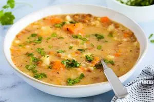 چگونه سوپ برنج و مرغ را با نیم دانه درست کنیم؟