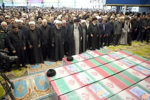 رهبر انقلاب بر پیکر رئیس‌جمهور شهید و همراهان ایشان نماز اقامه کردند
