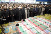 رهبر انقلاب بر پیکر رئیس‌جمهور شهید و همراهان ایشان نماز اقامه کردند