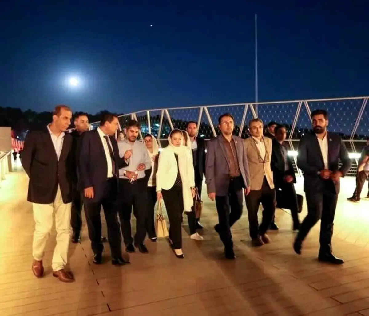 تیپ خاص خانم وزیر در پل طبیعت+عکس