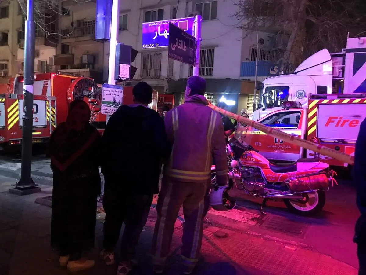 التماس مادر و پسر یکی از آتش نشانان حاضر در خیابان بهار + عکس
