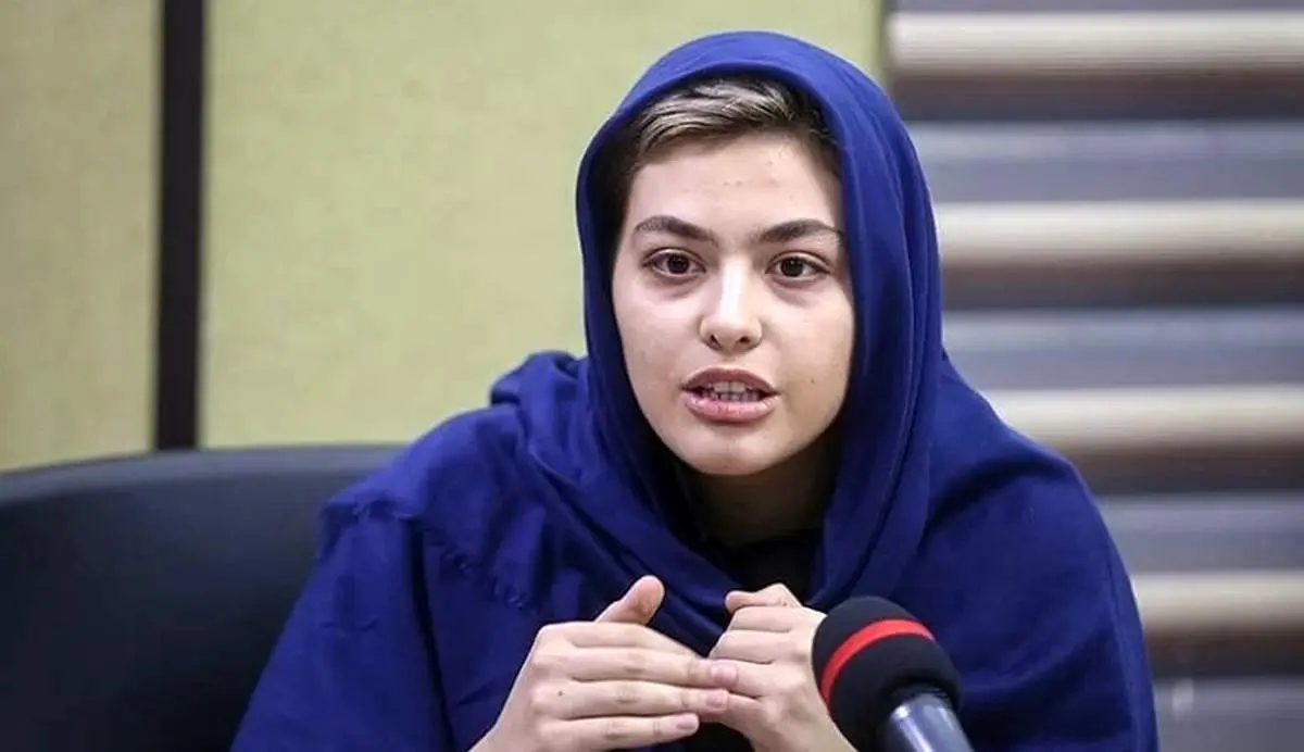 یکهتازی خانم بازیگر با زدن تیپهای ناجور در آسانسور!/ حاشیههای ریحانه پارسا ادامهدار شد+ عکس جنجالی