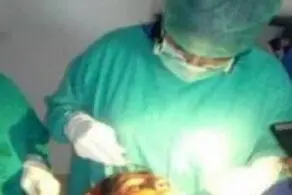 جراحی صورت زن جوان با نور گوشی! + عکس