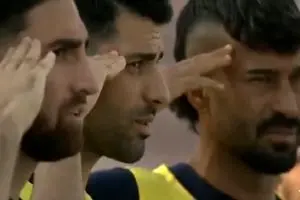 سلام نظامی بازیکنان تیم ملی فوتبال جنجالی شد/ ببینید