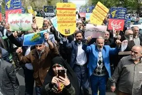 مردم تهران راهپیمایی برگزار می‌کنند