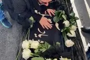 لحظه ورود پیکر آتیلا پسیانی به ایران و گریه های دلخراش ستاره/ تصاویر