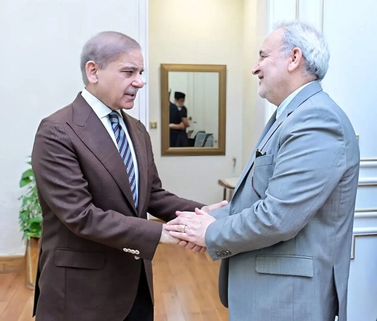 دیدار مهم سفیر ایران با شهباز شریف درباره آتش‌بس میان ایران و آمریکا 