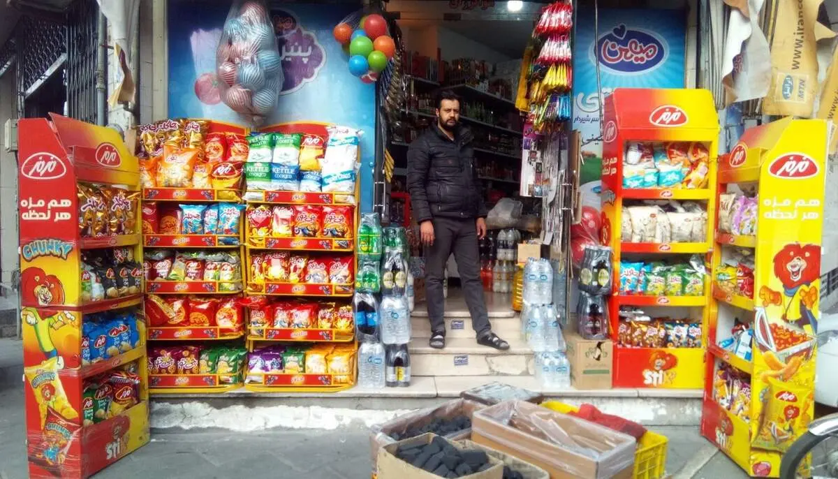 ایده خنده دار این بقال اهوازی برای نسیه ندادن حسابی ترکوند/ عکس