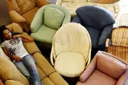 اعتیاد این دختر به خوردن مبل!+عکس
