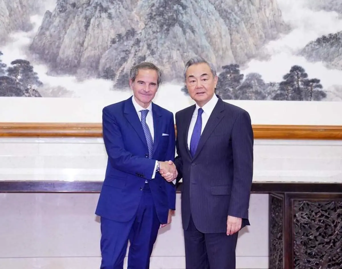 وزیر خارجه چین نسبت به حملات به تاسیسات هسته‌ای در خاورمیانه هشدار داد