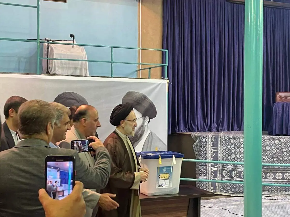 استقبال مردم از سیدمحمد خاتمی با شعار درود بر خاتمی 