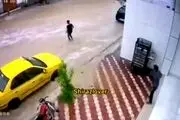 لجظه وحشتناک سقوط دو دختر شیرازی در سیل| فیلم