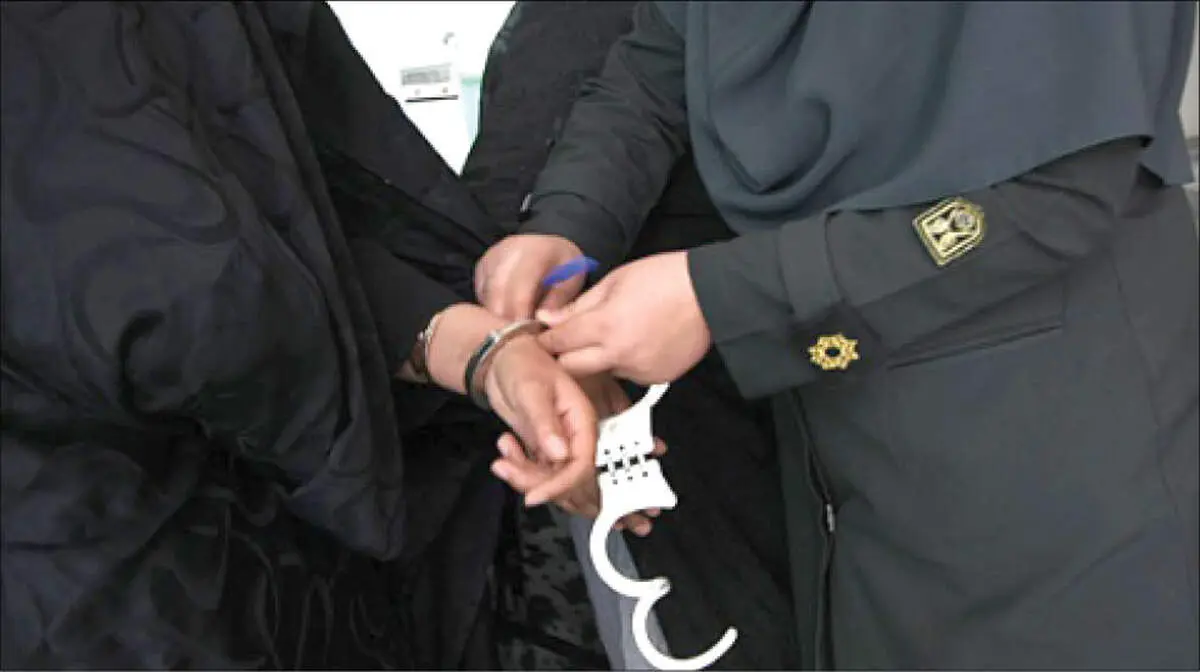 دختربچه چشم آبی مادرش زندانی‌اش را نشناخت