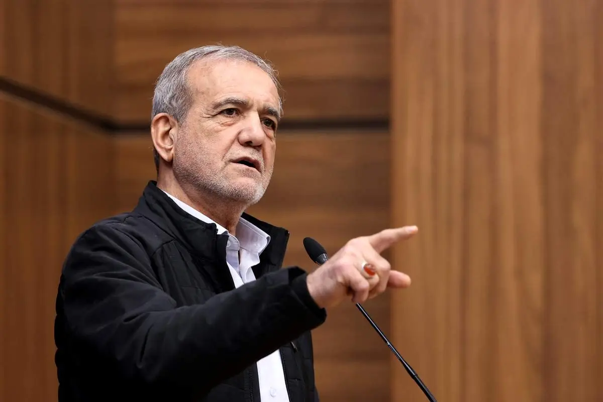 خانواده رئیس جمهور شهید در منزل ساده زندگی میکنند/ آنهایی که خودشان غارتگر هستند به ما میگویند غارتگر