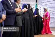 سلفی جنجالی یک زن با لباس صورتی در کنار معاون رئیسی + عکس 