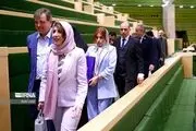 خوشحالی عجیب نمایندگان مجلس از دیدن مردان کرواتی و زنان کت و شلواری+ببینید