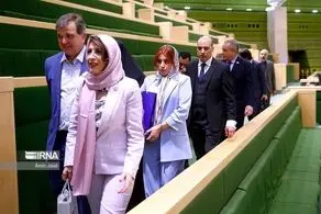خوشحالی عجیب نمایندگان مجلس از دیدن مردان کرواتی و زنان کت و شلواری+ببینید