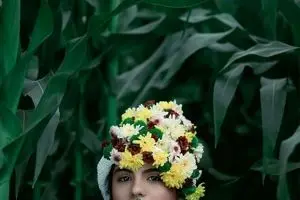 مائده سریال زخم کاری با تاج گل جذاب/ عکس