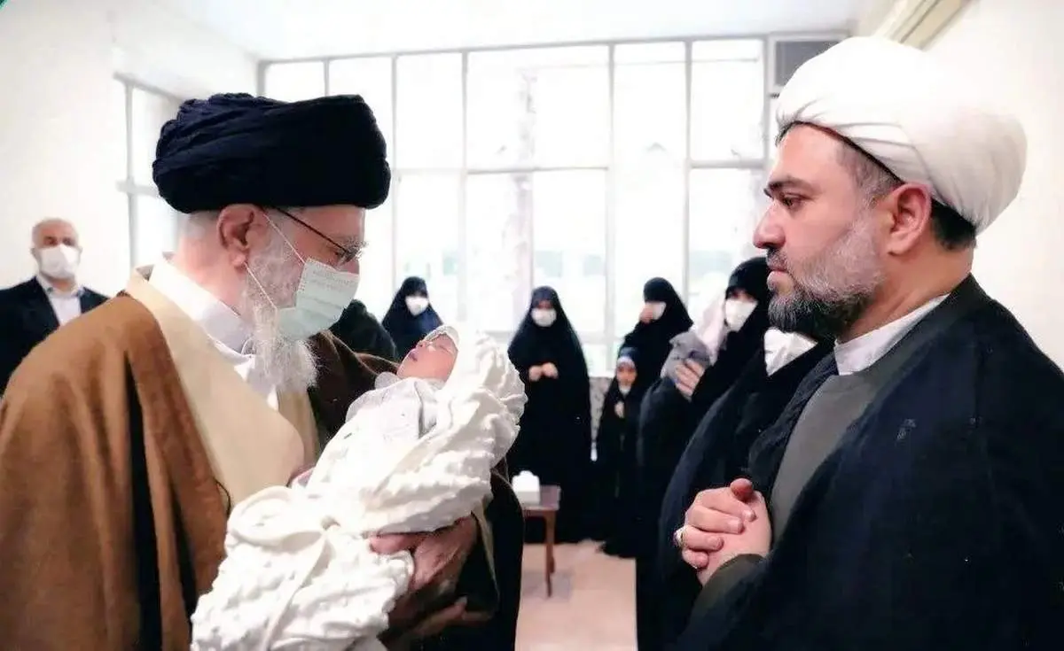 اذانگویی رهبر انقلاب در گوش فرزند چهاردهم پرجمعیتترین خانواده جوان ایرانی + ببینید