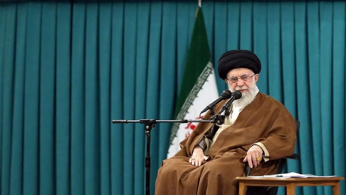 مدیحه سرایی مداح لبنانی در دیدار رهبری + ببینید