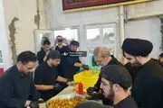 علی لاریجانی در حال خدمت رسانی به زائران اربعین در یکی از مواکب حسینی + عکس 