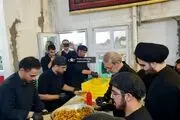 علی لاریجانی در حال خدمت رسانی به زائران اربعین در یکی از مواکب حسینی + عکس 