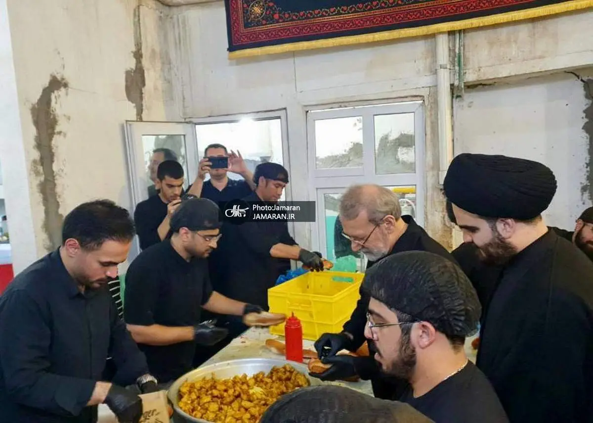 علی لاریجانی در حال خدمت رسانی به زائران اربعین در یکی از مواکب حسینی + عکس