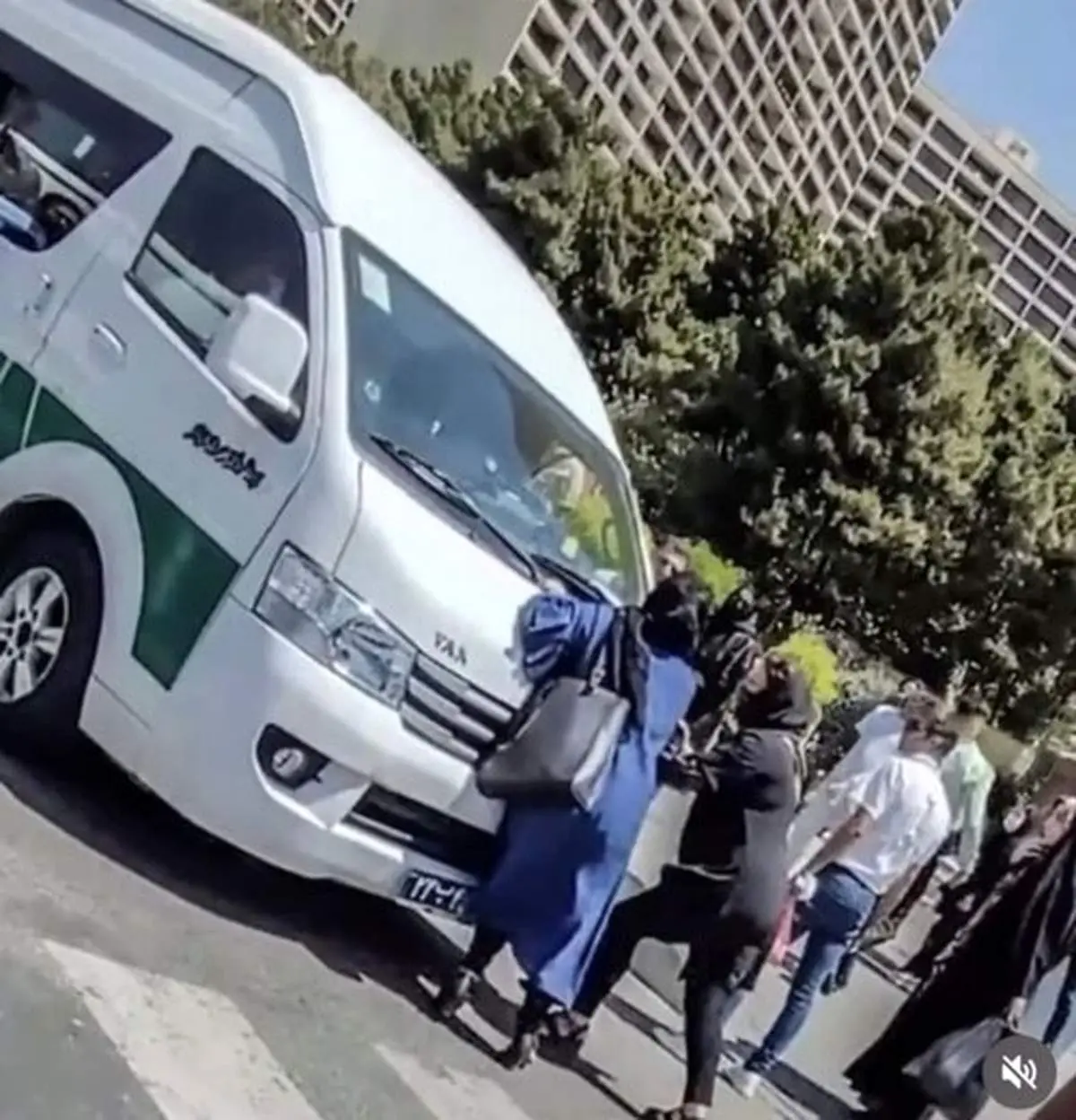 واکنش یک عضو دولت رئیسی به برخورد خشن گشت ارشاد با یک مادر 