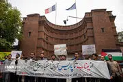 تجمع مقابل سفارت فرانسه در تهران + عکس 