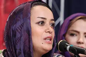 رقص و آواز الهام چرخنده در یک کلیپ آنور آبی مردم را بُهت زده کرد!/ فیلم