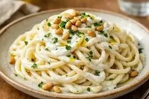 طرز تهیه اسپاگتی با سس ماست و دانه کاج