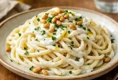 طرز تهیه اسپاگتی با سس ماست و دانه کاج