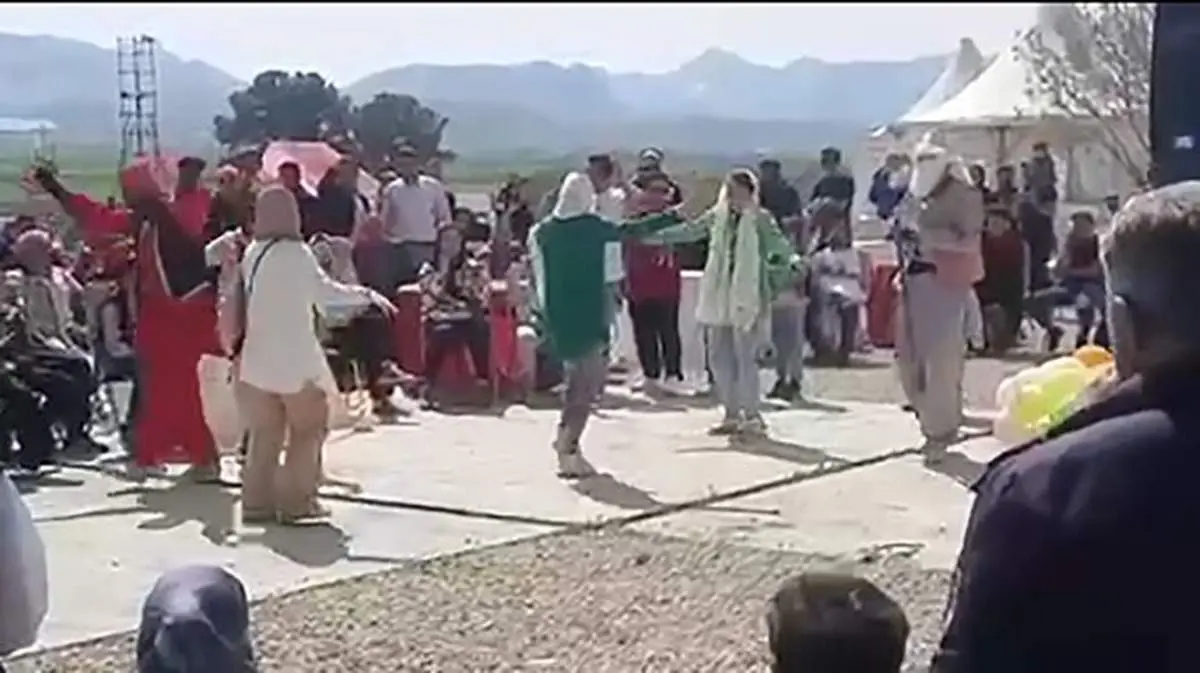 رقص مختلط گردشگران نوروزی در بیستون کرمانشاه | اینجا کاباره رقاصههای دوره طاغوت است! + فیلم