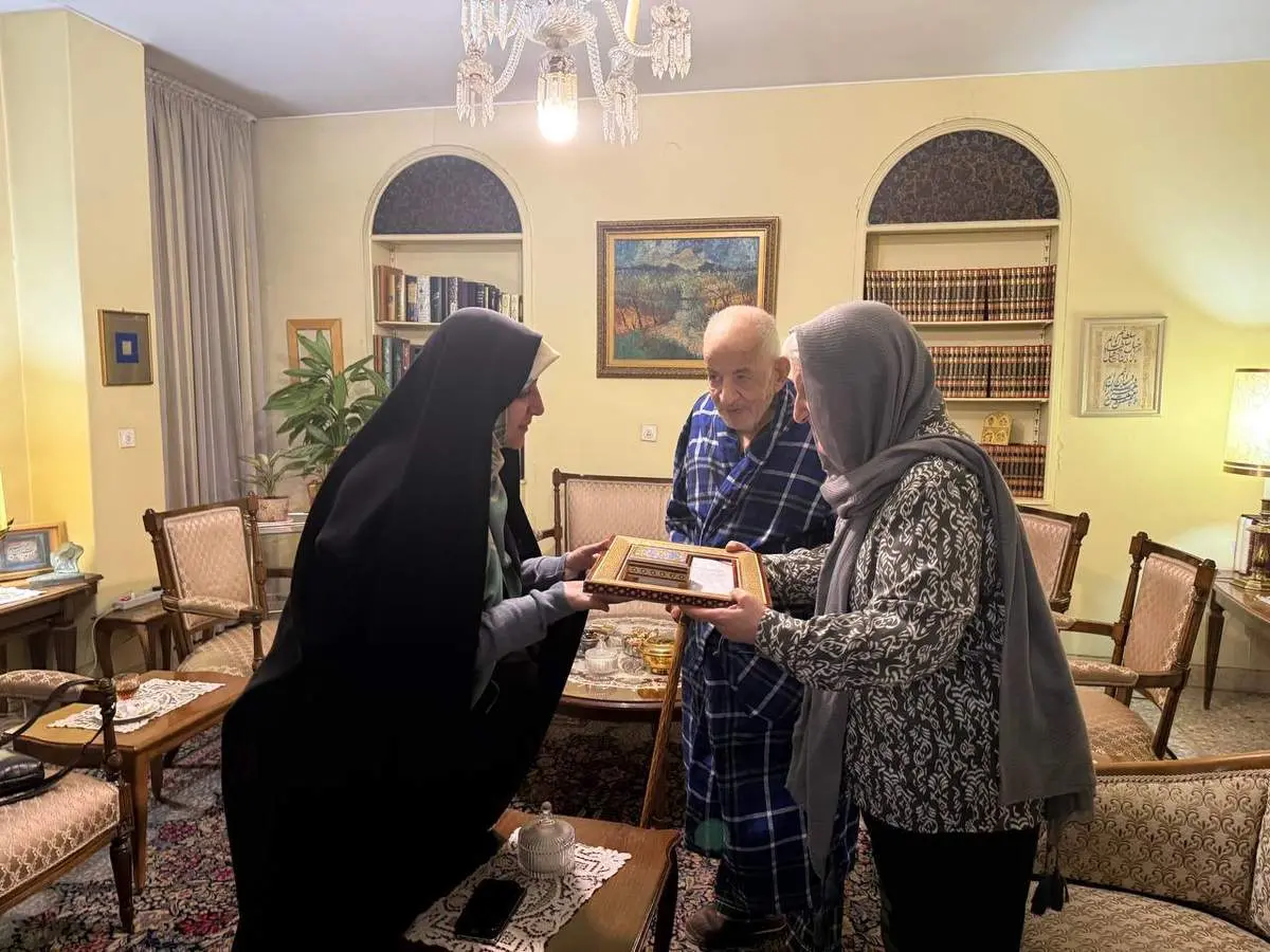 اهدای لوح تقدیر از سوی رئیس جمهور به نوشآفرین انصاری
