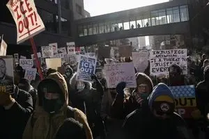 اعتراضات گسترده در مینیاپولیس با وجود سرمای منفی ۲۹ درجه + عکس 